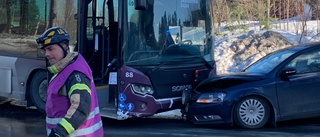 Buss krockade med personbil i Skellefteå – en person till sjukhus: ”Skulle göra en vänstersväng”