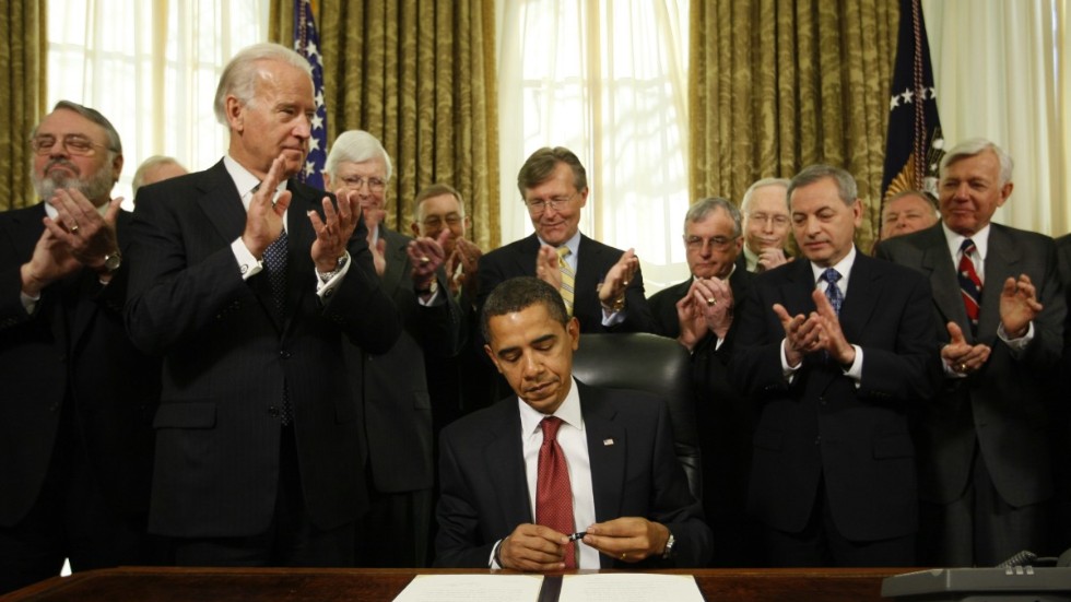 Den 22 januari 2009, då Barack Obama skrev under ett antal presidentordrar, bland annat en om att stänga det omstridda fånglägret Guantánamo. Han misslyckades dock. Till vänster i bild om den sittande dåvarande presidenten står den nuvarande, Joe Biden.