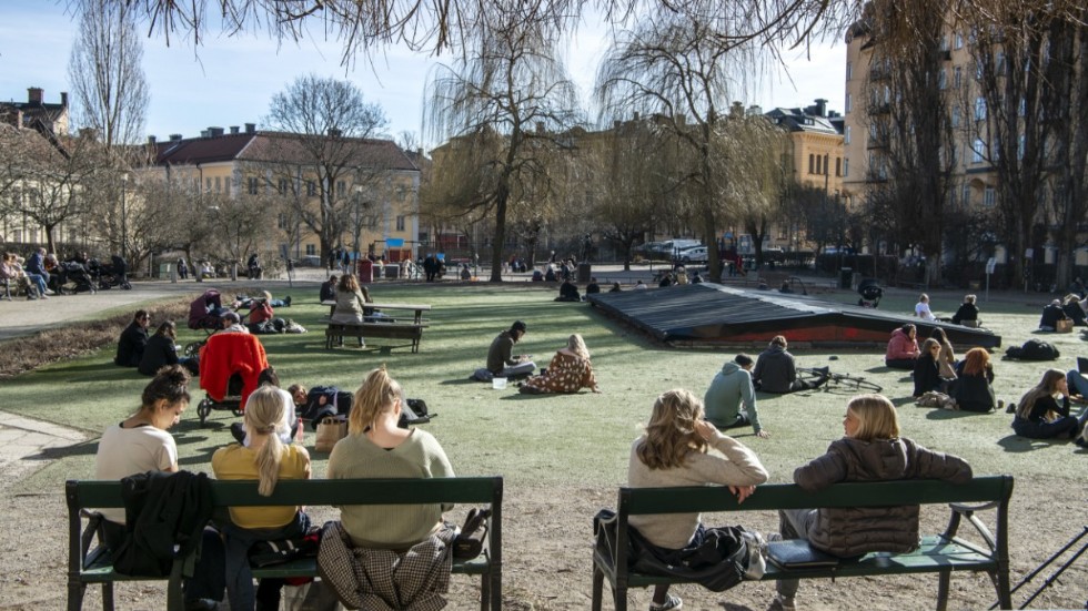 Stockholmare njuter av vårvärmen vid Nytorget. Arkivbild.
