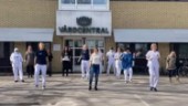 Se personalen på vårdcentralen i Fröslunda ta sig an den globala danstrenden