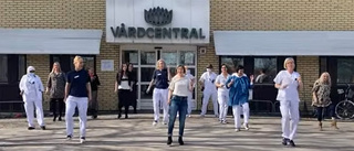 Se personalen på vårdcentralen i Fröslunda ta sig an den globala danstrenden