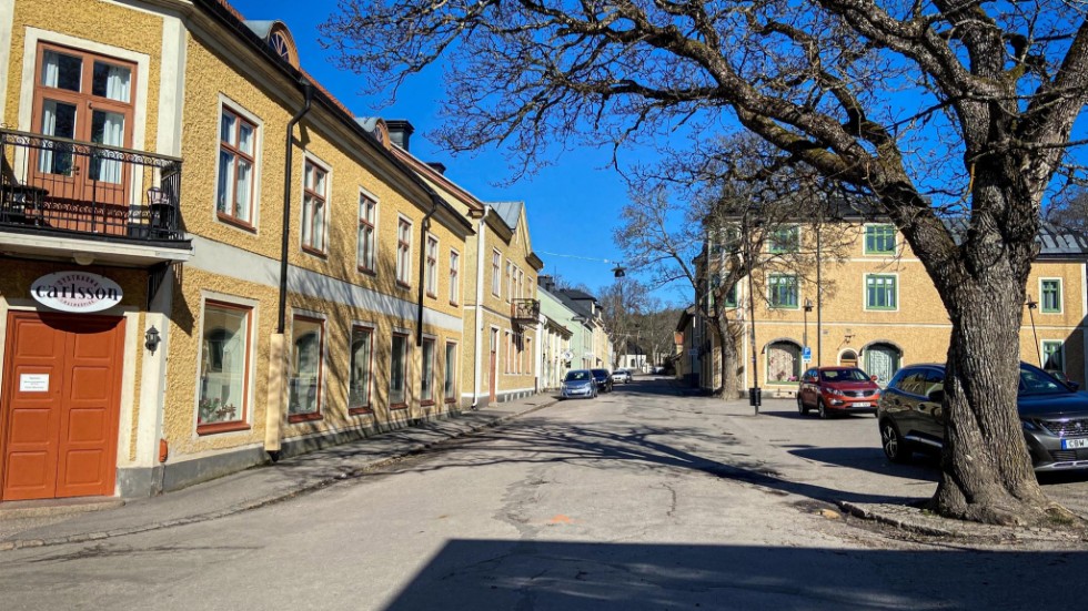 Vad har Socialdemokraterna i Flens kommun emot Malmköping? Det undrar Björn Olsson i ett öppet brev. Bilden är från Storgatan i Köpingen och tagen i ett annat sammanhang.