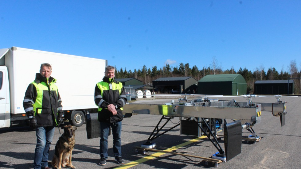 Urban Wahlberg, här med hunden Udo, och Claes Drougge vid den drönare som just nu testas i Mommehål.