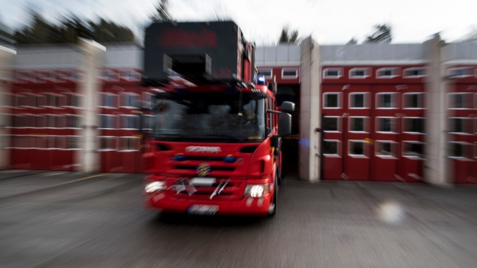 Tio enheter från räddningstjänsten arbetade med att kontrollera branden i Dalarna. Arkivbild.