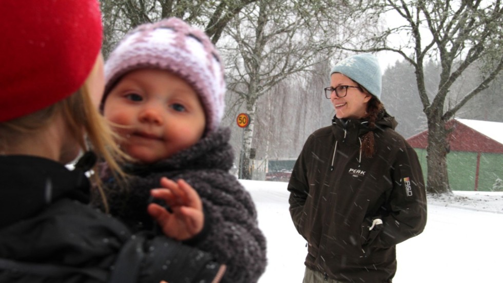Lovisa Bergström flyttade till Björkfors under 2020. "Det är otroligt vackert", konstaterar hon. I förgrunden Signe Anderberg, nio månader, ett av de barn som är aktuella för att gå på förskolan.