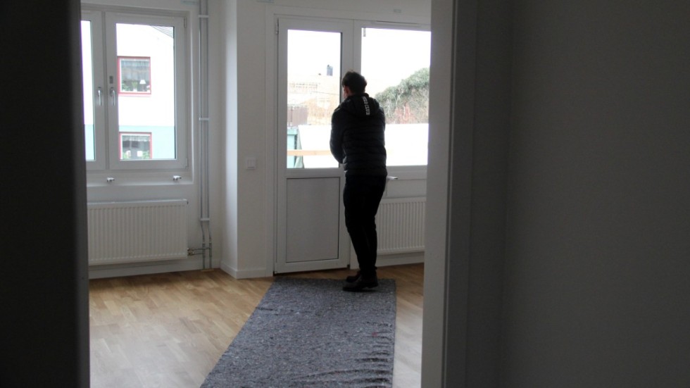 Roger Magnusson, marknads- och uthyrningsansvarig på Stiftelsen Kindahus, visar upp en av lägenheterna i flerfamiljeshuset på Floragatan i Kisa.