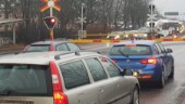 Bil stående på spåret i Linköping – påverkar tågtrafike