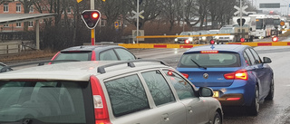 Bil stående på spåret i Linköping – påverkar tågtrafiken