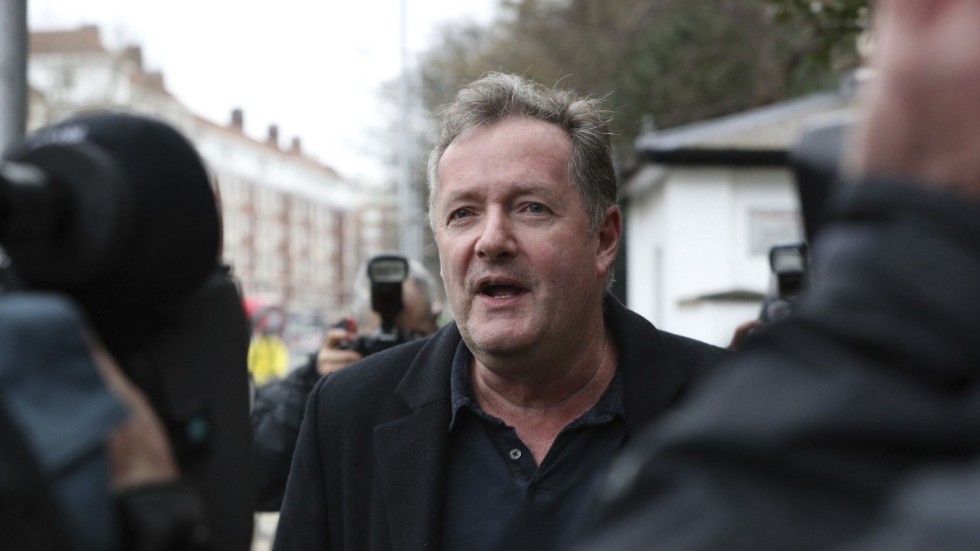 Den brittiske tv-journalisten Piers Morgan möter reportrar utanför sitt hem i Kensington i centrala London efter att han lämnat sitt jobb som värd för programmet “Good Morning Britain” sedan han fällt kontroversiella kommentarer om hertiginnan av Sussex, Meghan Markle.