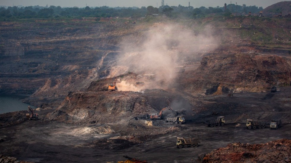 Arbete pågår i en kolgruva i närheten av staden Dhanbad i Indien.