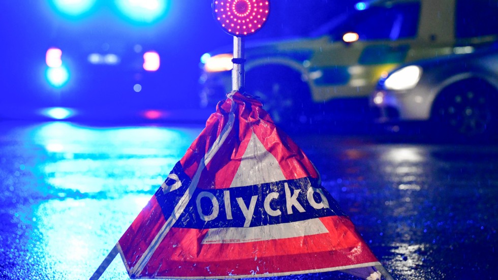 En man i 20-årsåldern har omkommit i en kollision mellan en personbil och en skogsmaskin utanför Malmköping. Arkivbild.