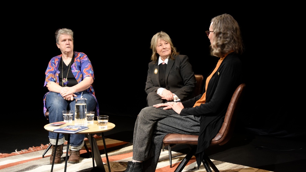 Marianne Westin och Karin Tjernström var teaterchef Gunilla Röörs första gäster i Röörs salong, där demokratin ska lyftas ur olika perspektiv under fem tisdagar på Norrbottensteatern.