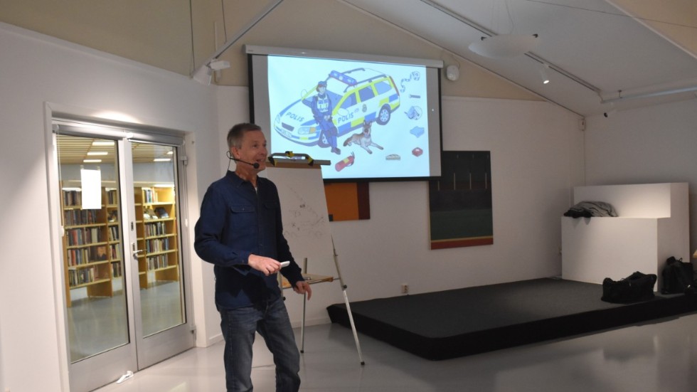 Författaren Johan Anderblad höll en interaktivt möte för barnen om böckerna om Bojan.