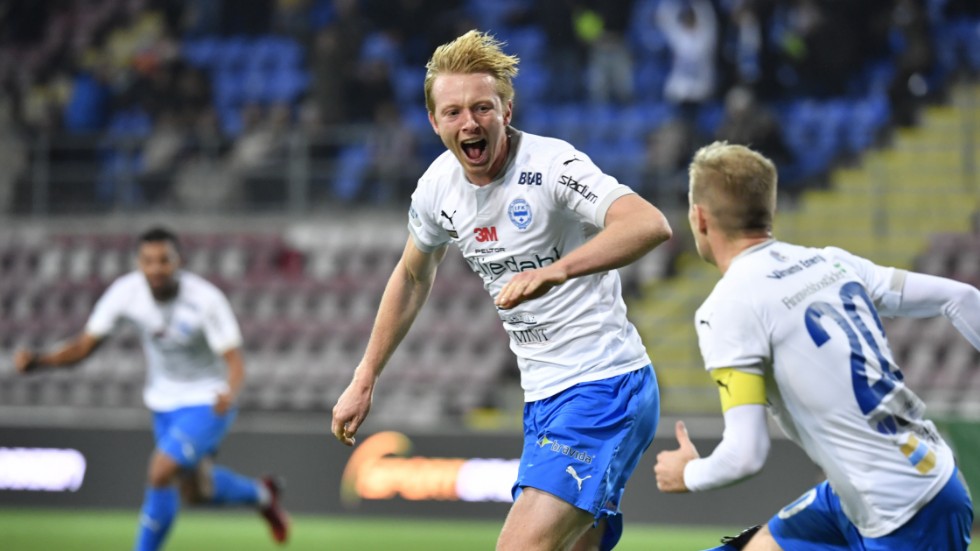 Francis de Vries jublar med Freddy Winsth efter IFK Värnamos ledningsmål mot AFC Eskilstuna. Värnamo vann med 2–0 och är klart för allsvenskan för första gången.
