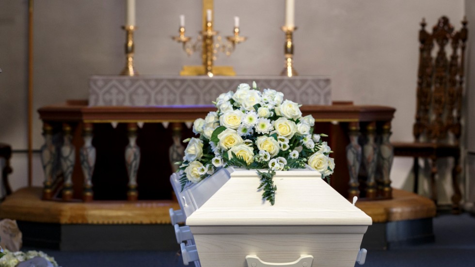 Insändarskribenten Leif Eriksson skriver om att det är olika pandemiföreskrifter för antalet besökare vid kyrklig och borglig begravning.
