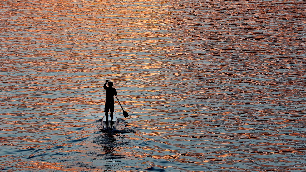 Den 28-årige äventyraren Jonathan Welén ska paddla ståendes på en paddelsurfbräda från Östersund till Stockholm. Arkivbild.