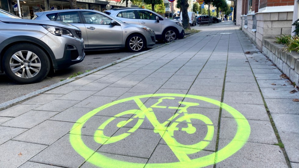 Cykelförbudet på trottoaren på Fredsgatan i Katrineholm är målat i grönt. Det tycker insändarskribenten är fel. Röd färg skulle vara bättre.
