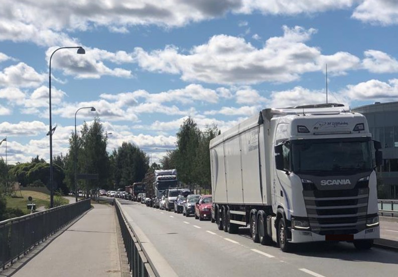 Trafiksituationen i Skellefteå jämförs med stora världsstäder, påpekar skribenten. 