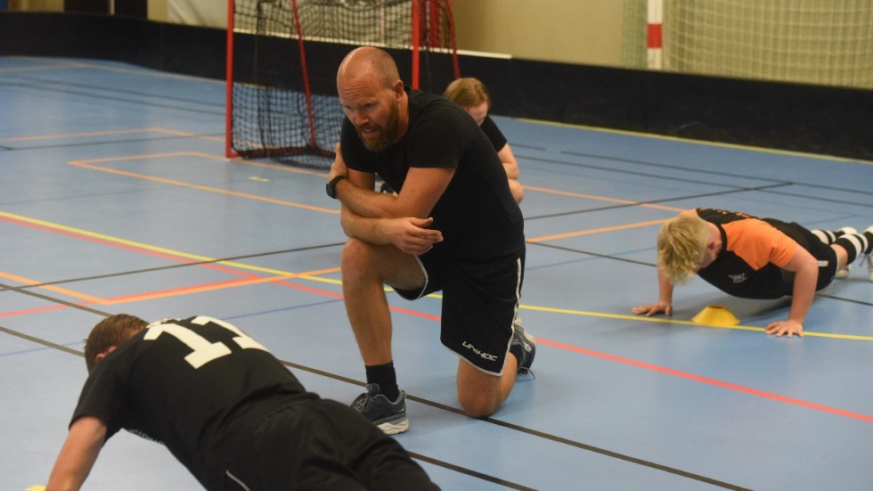 Rutinerade målvakten Patrik Karlsson manar Karl Hjelmland att göra några armhävningar till.