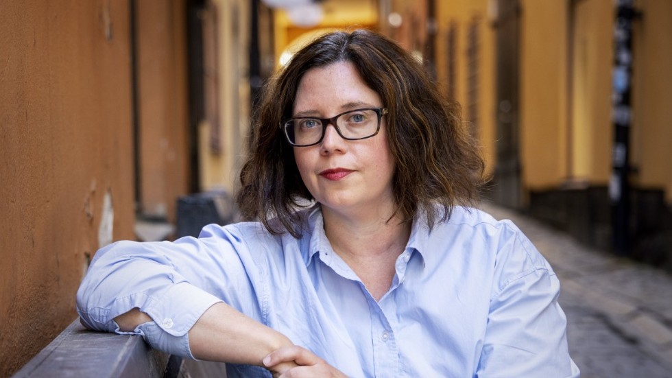 Elise Karlsson (född 1981) är författare, kritiker och redaktör. Hon debuterade 2007 med romanen "Fly" och slog igenom 2015 med den hyllade boken "Linjen". Senast gav hon 2018 ut romanen "Gränsen".