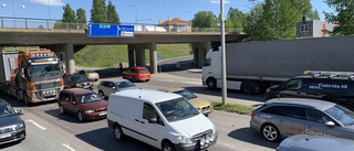 Långa köer efter trafikolycka på E4 i centrala Skellefteå 