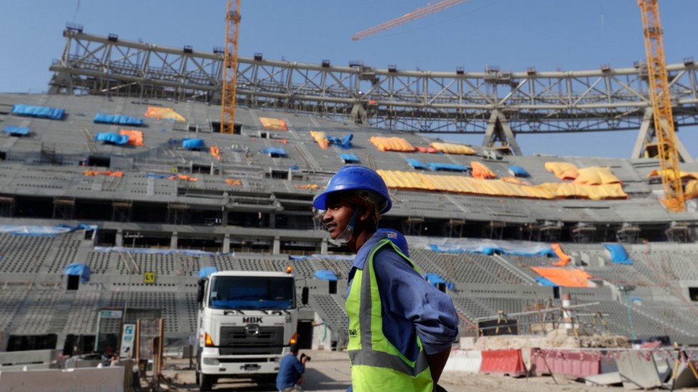 Byggnadsarbetare vid fotbollsarenan i Lusail, 15 kilometer norr om huvudstaden Doha, i Qatar. Arkivbild.