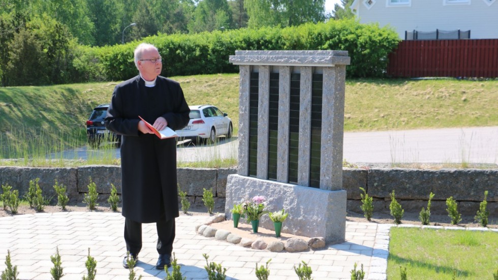 Tillförordnade kyrkoherden Ola Sandberg förrättade invigningen av den nya askgravlunden på nya Kyrkogården i Virserum.