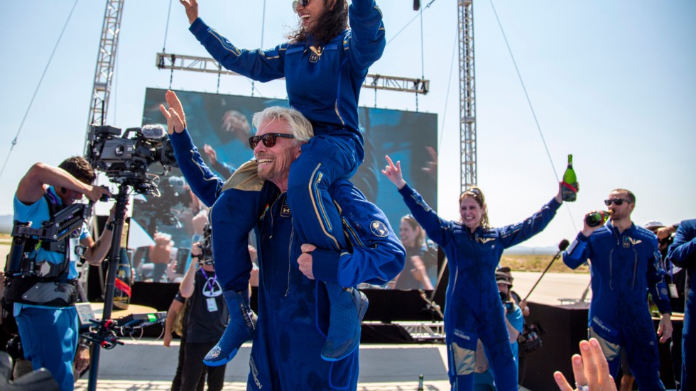 Virgin Galactics grundare Richard Branson, med besättningsmedlemmen Sirisha Bandla på axlarna, firar triumfen efter att ha landat i New Mexico.