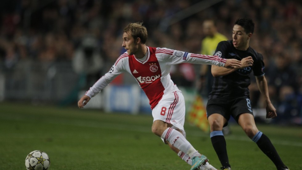 Christian Eriksen i Ajax-tröjan under en match mot Manchester City och Samir Nasri i Champions League 2012.