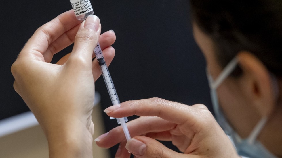Vaccineringen går framåt. Men under helgen har en person rapporterats död med covid-19-smitta.