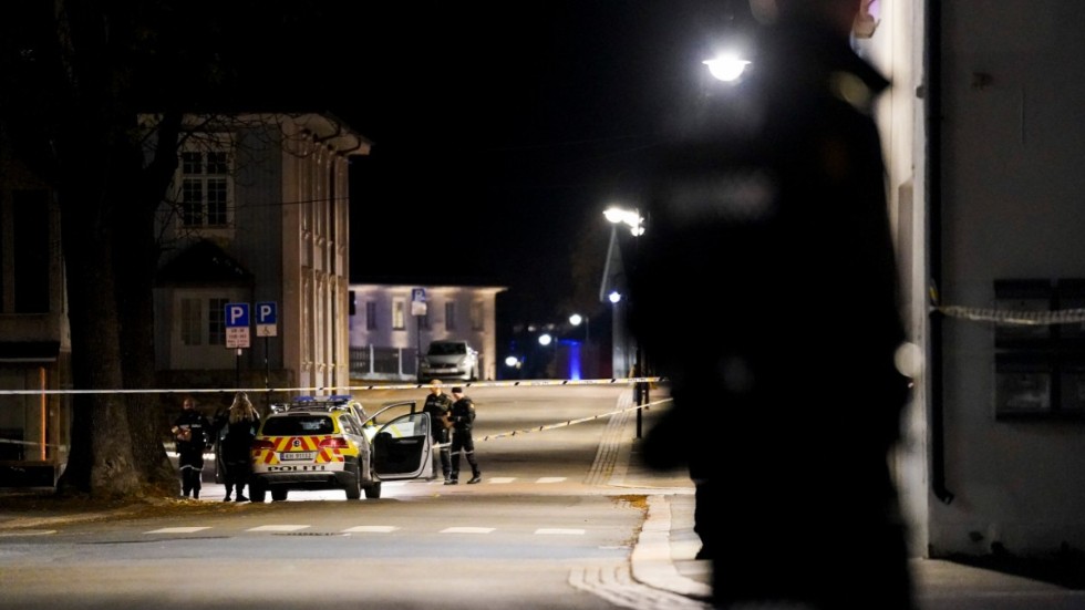 Polisen undersöker Kongsberg centrum efter pilbågsattacken. Arkivbild.
