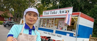 Hon fick inget jobb så hon startade eget – nu gör Ams thaivagn succé i Malmköping