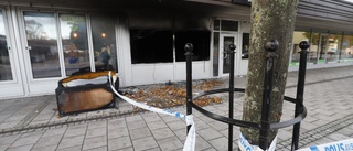 Attentat mot frisörsalong – totalförstördes i anlagd brand: "Två personer kastade in något föremål"