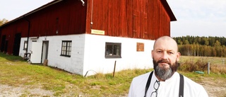 Tv-bagaren om livet efter stroken – tvingas skala ner på Eskilstunabageriet: "Högerhanden har inget muskelminne"