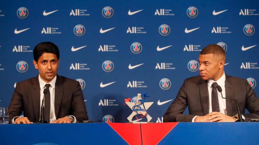 Nasser al-Khelaifi och Kylian Mbappé efter att den sistnämnde förlängt med PSG. Arkivbild.