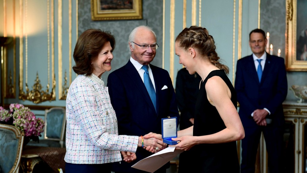 Drottning Silvia och kung Carl Gustaf delar ut konungens medalj för förtjänster inom svensk idrott till Tove Alexandersson på Stockholms slott.