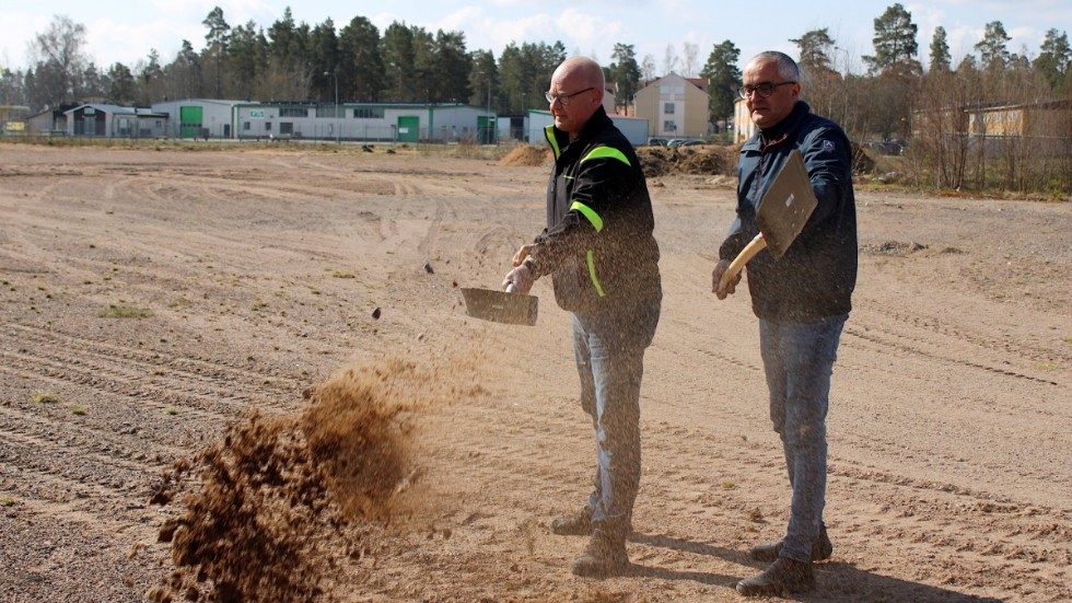 Ulf Larsson (C) och Tomas Söreling (S) tog de första spadtagen för utvecklingen av kvarteret Batteriet och Norra Oskarsgatan i Hultsfred.