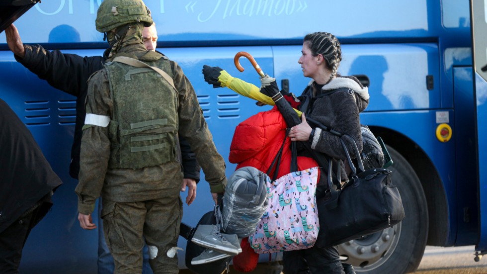 Samtliga kvinnor, barn och äldre uppges ha evakuerats från stålverket i belägrade Mariupol. Bild är från i fredags.
