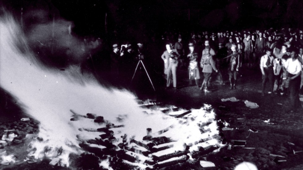 Det som kallas otysk litteratur bränns i Berlin 1933.