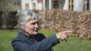 Författaren Anna Höglund pekar ut favoriten i sin nya utställningen på Näs: "Den har en sån bredd och talar till så många"