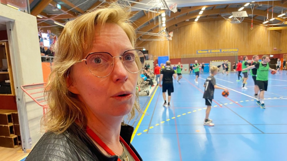 Camilla Ljungdahl är ordförande i Hultsfreds handbollsförening och ser ljust på föreningens framtid, mycket tack vare den omfattande ungdomsverksamheten. "Vi fortsätter säkert i 50 år till", säger hon.