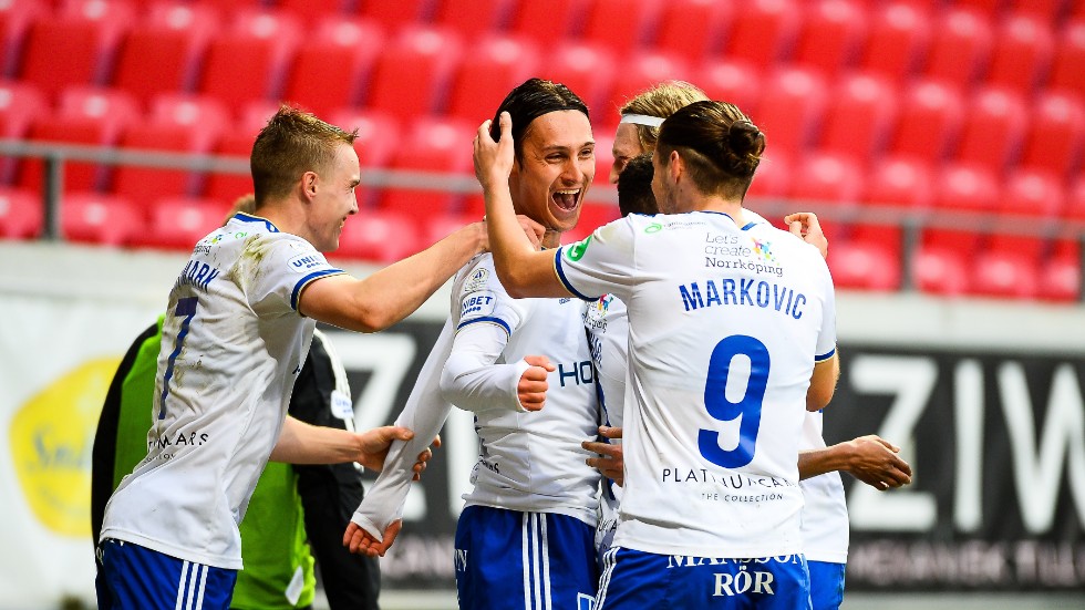 IFK Norrköpings Jonathan Levi (mitten) jublar efter sitt 2–0-mål borta mot Kalmar FF.