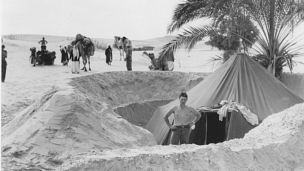 Skribenten Olle Brennius deltog 1956 som frivillig soldat för FN i Suezkrisen. För att inte träffas av kulorna grävdes de stora tälten ned i sanden.