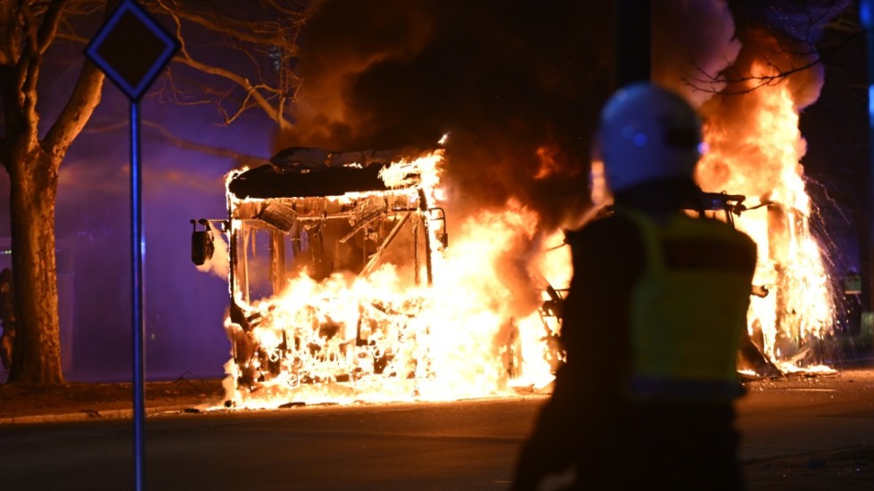 En stadsbuss brann i Rosengård i Malmö under natten till söndagen.