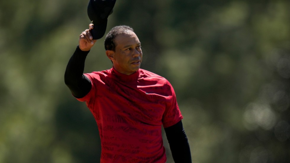 Tiger Woods lyfter på kepsen för publiken efter det 18:e hålet i den sista rundan.