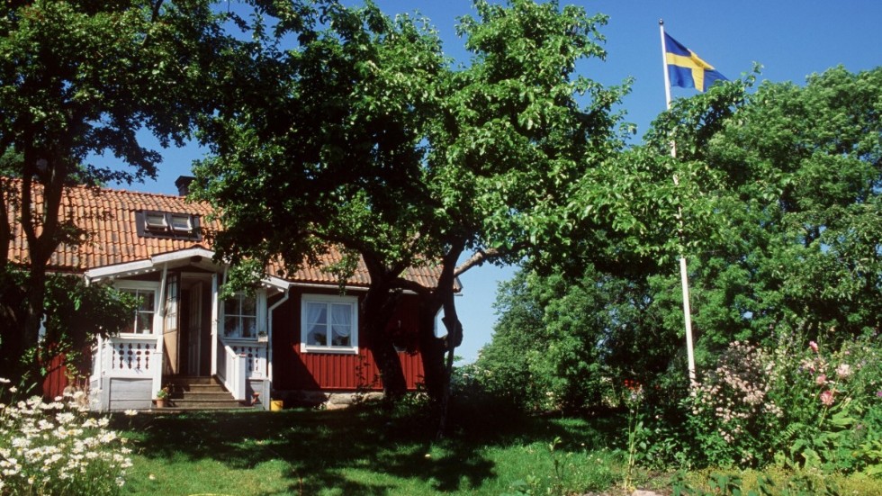 Saknaden efter den röda stugan med vita knutar och dess värld går som ett sorgset stråk genom den svenska 1900-talslitteraturen.