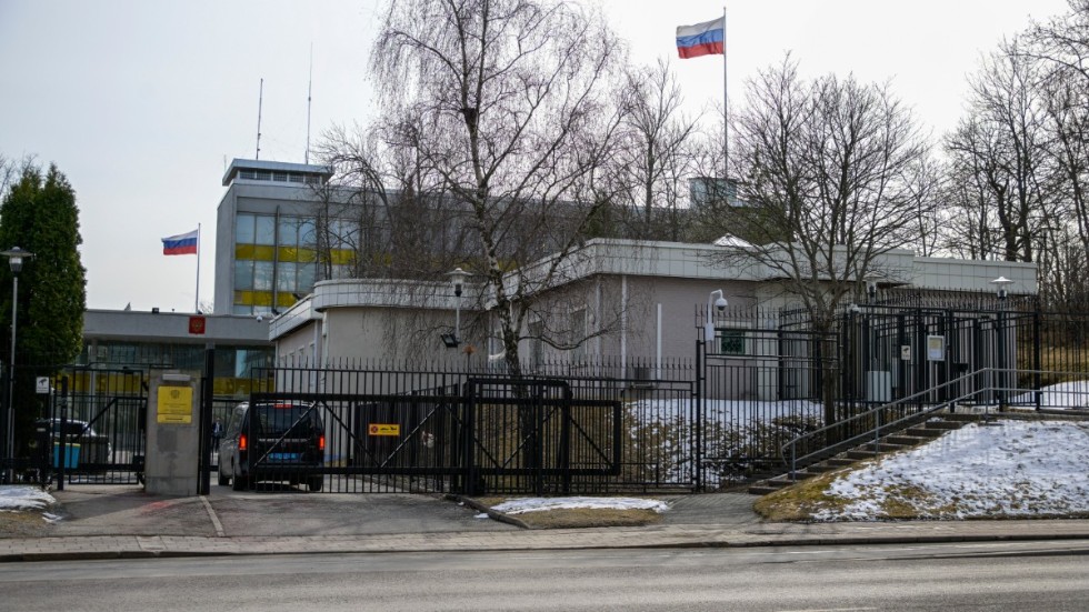 De tre ryska diplomater som utvisas har enligt regeringen bedrivit illegal underrättelseverksamhet i Sverige.