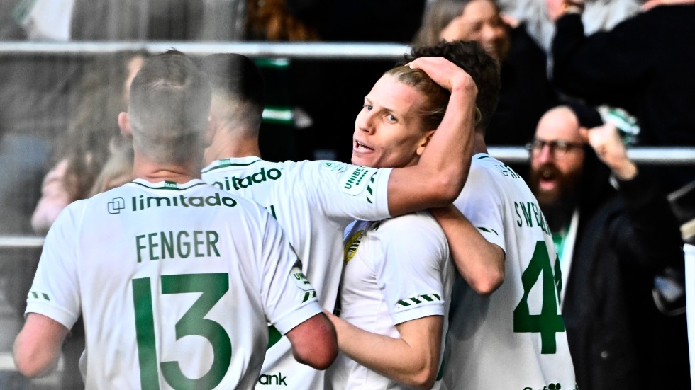 Gustav Ludwigson kramas om efter 1–0-målet i segern hemma mot Mjällby.