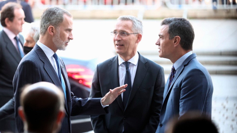 Spaniens kung Felipe VI, till vänster, och premiärminister Pedro Sánchez på varsin sida Jens Stoltenberg utanför teatern vid måndagens evenemang.