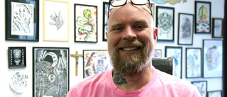 Tatuerar till förmån för Cancerfonden